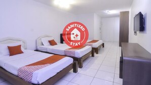 Desk, WiFi (free), bed sheets - OYO 44034 Furama Lodging House (Kuching)