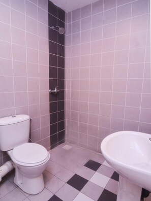 Shower, bidet, towels - OYO 44034 Furama Lodging House (Kuching)
