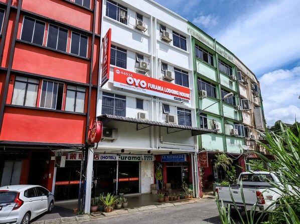 Exterior - OYO 44034 Furama Lodging House (Kuching)