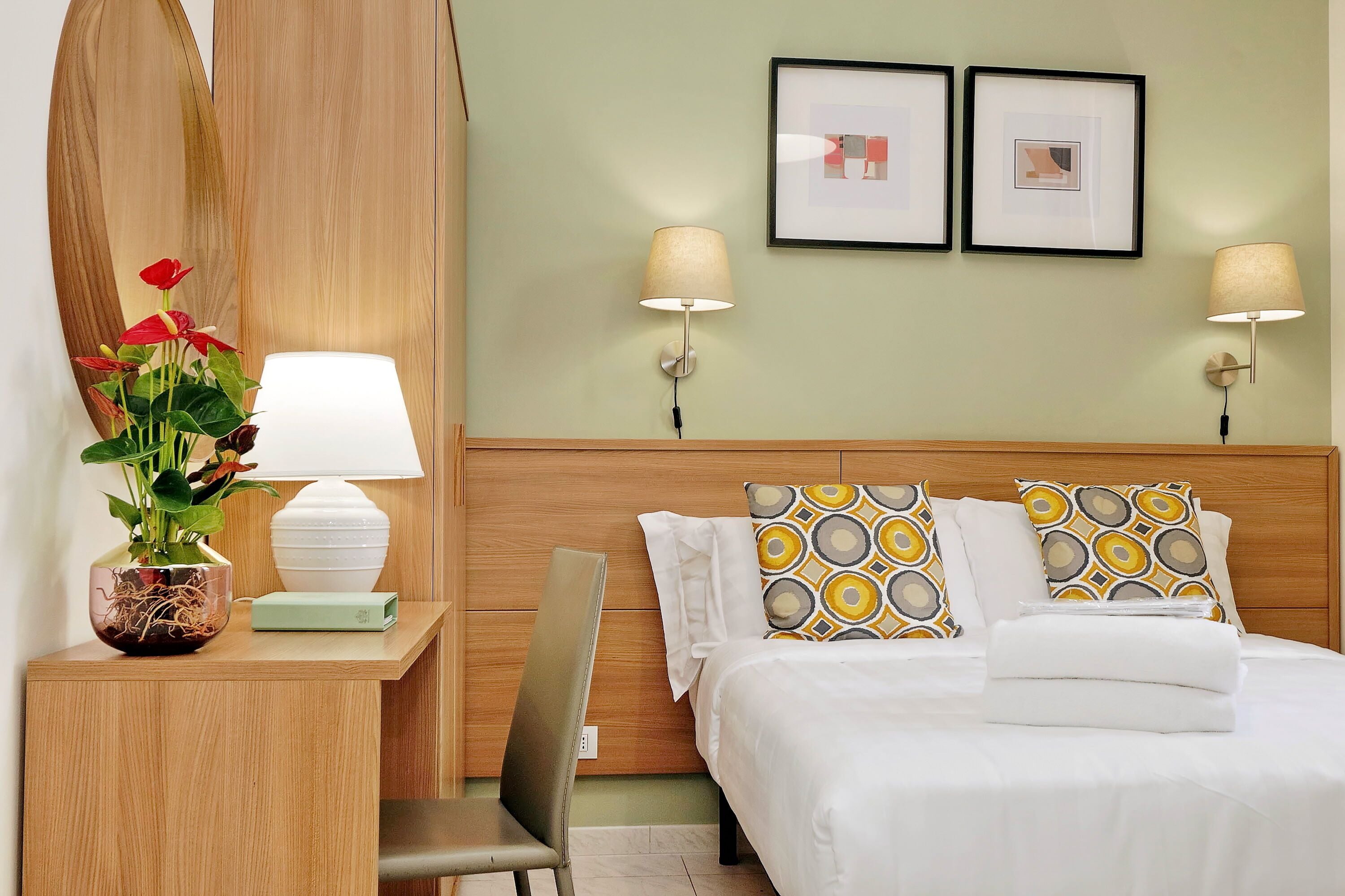 Cassaforte in camera, una scrivania, tende oscuranti