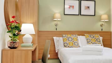 Cassaforte in camera, una scrivania, tende oscuranti