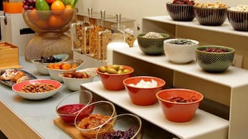 Tägliches Frühstücksbuffet (15 EUR pro Person)