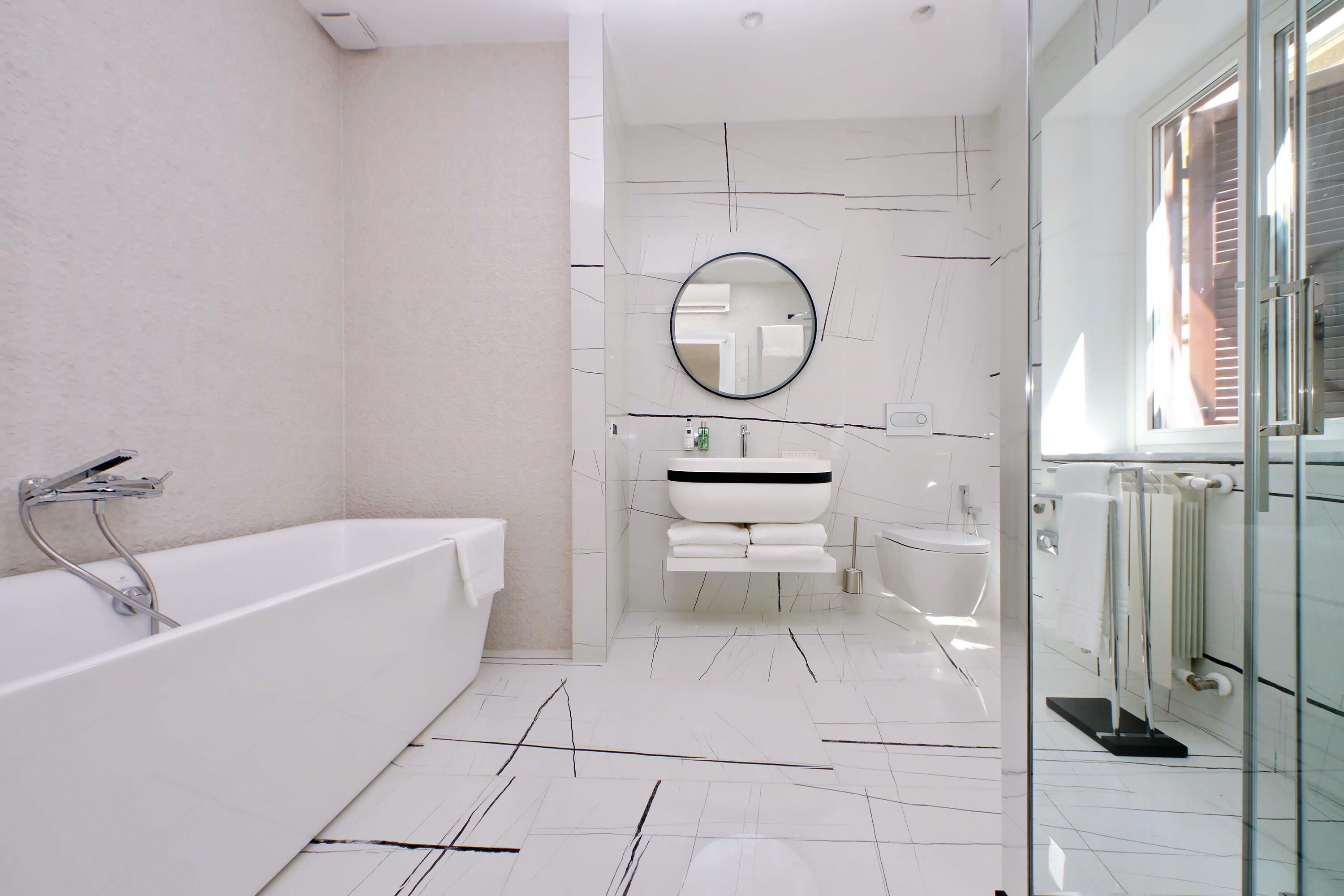 Royal Deluxe | Badkamer | Een douche, gratis toiletartikelen, een haardroger, pantoffels