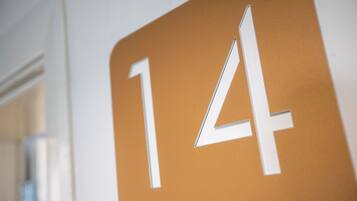 Primer plano de un letrero con el número 14.