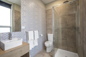 Studio Large Family | Bathroom | Shower, rainfall showerhead, free toiletries, towels