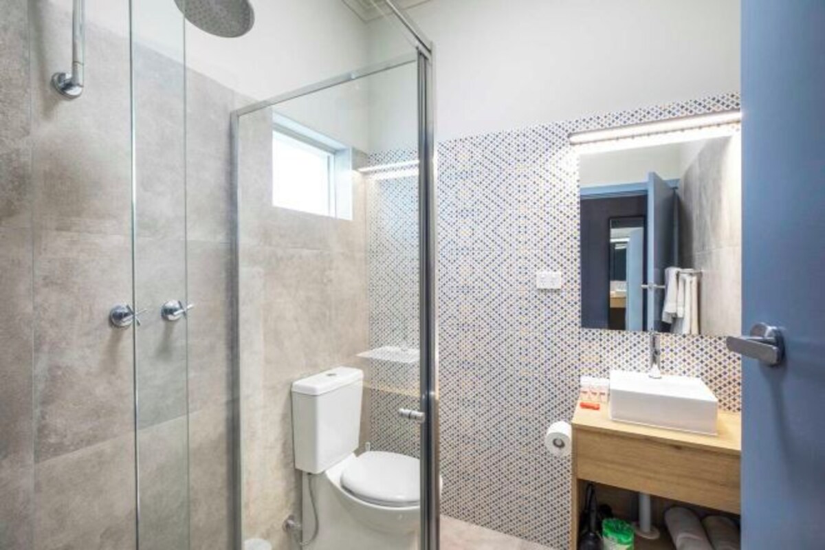 Shower, rainfall showerhead, free toiletries, towels