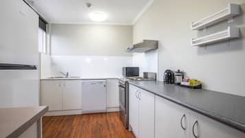 Apartamento família | Cozinha privada | Frigobar, cafeteira/chaleira, chaleira elétrica