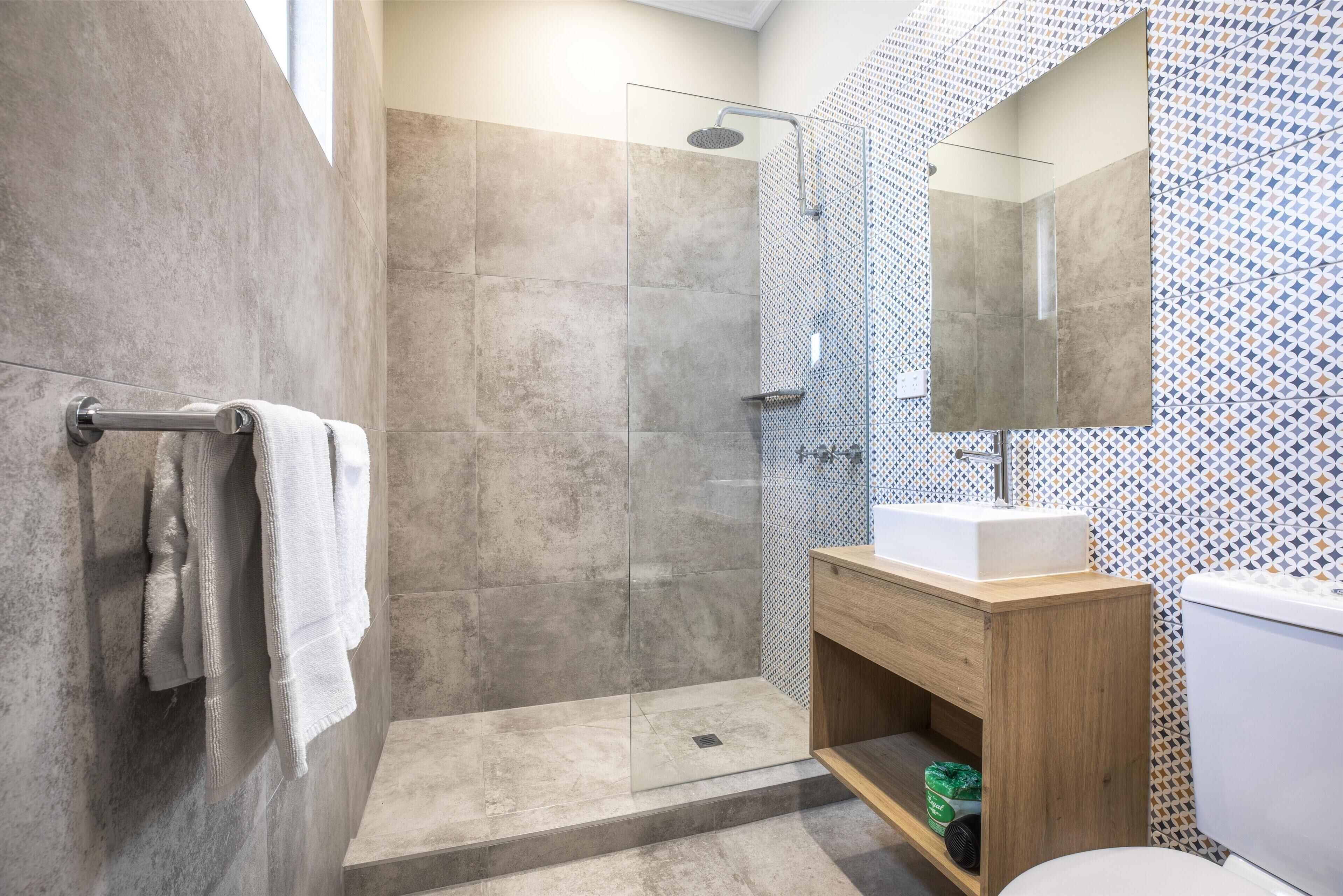 Shower, rainfall showerhead, free toiletries, towels