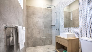 Shower, rainfall showerhead, free toiletries, towels
