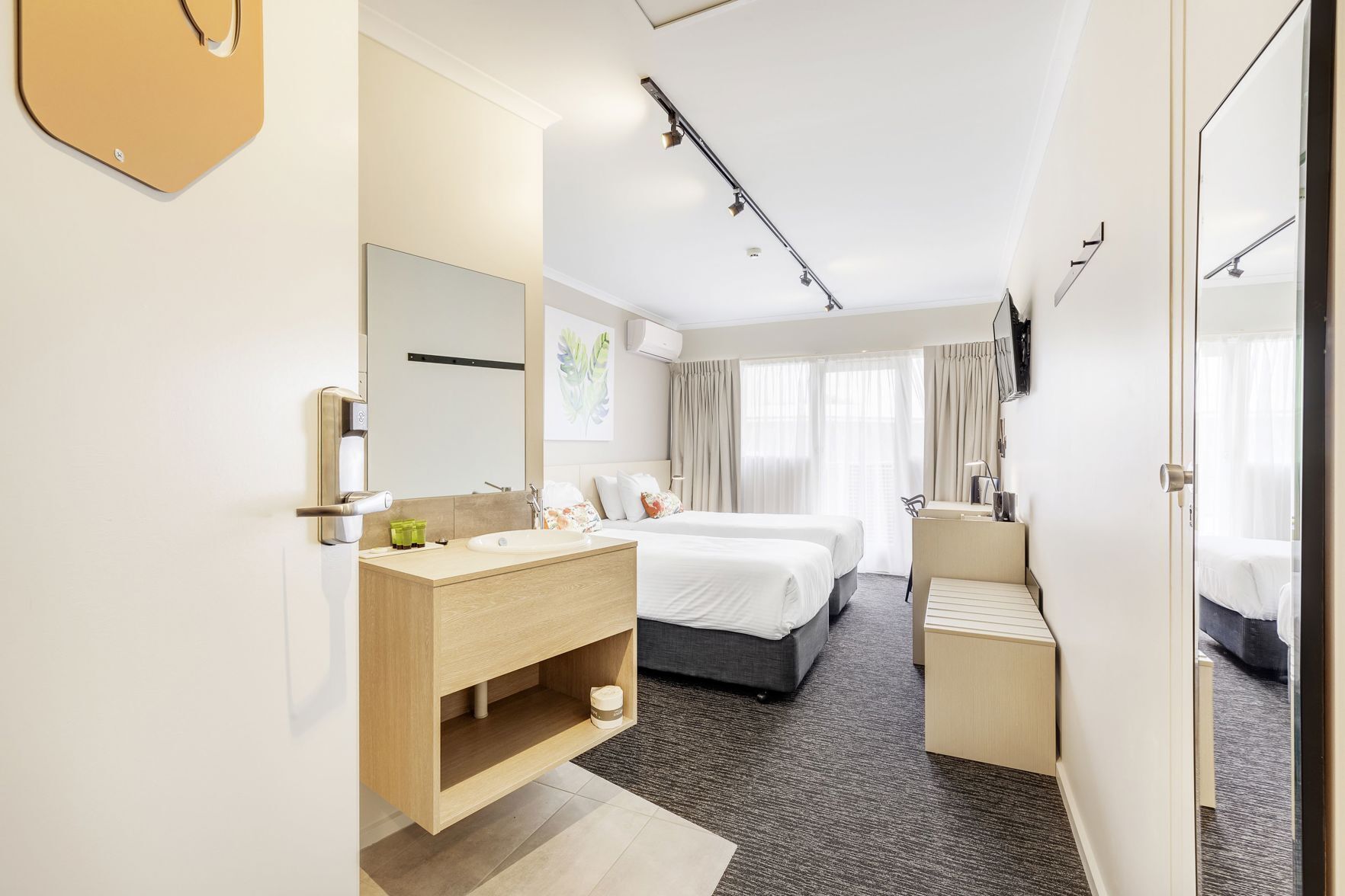 Escritorio, tabla de planchar con plancha, wifi gratis y ropa de cama 