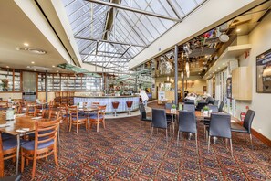 2 restaurantes; se sirve almuerzo y cena; cocina local