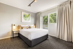 Escritorio, tabla de planchar con plancha, wifi gratis y ropa de cama 