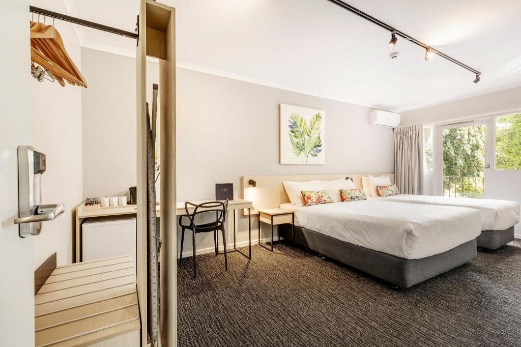 Escritorio, tabla de planchar con plancha, wifi gratis y ropa de cama 