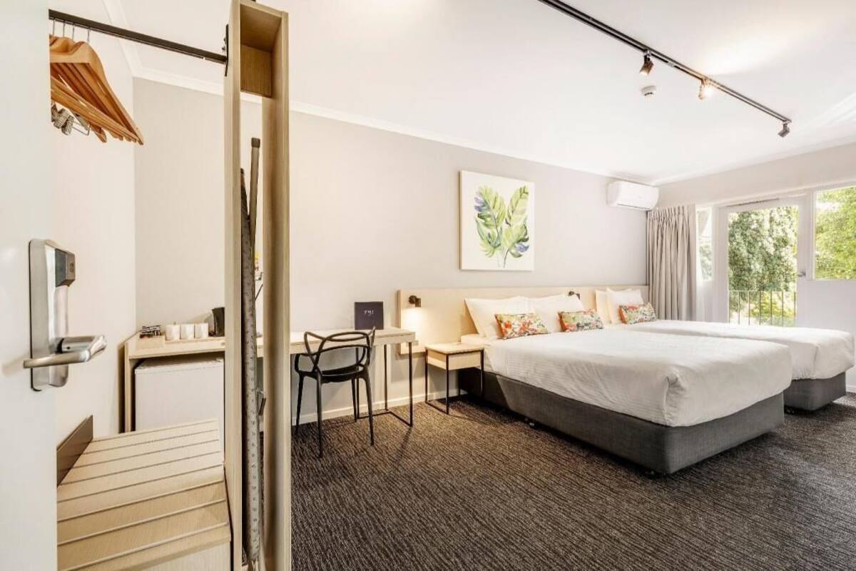 Escritorio, tabla de planchar con plancha, wifi gratis y ropa de cama