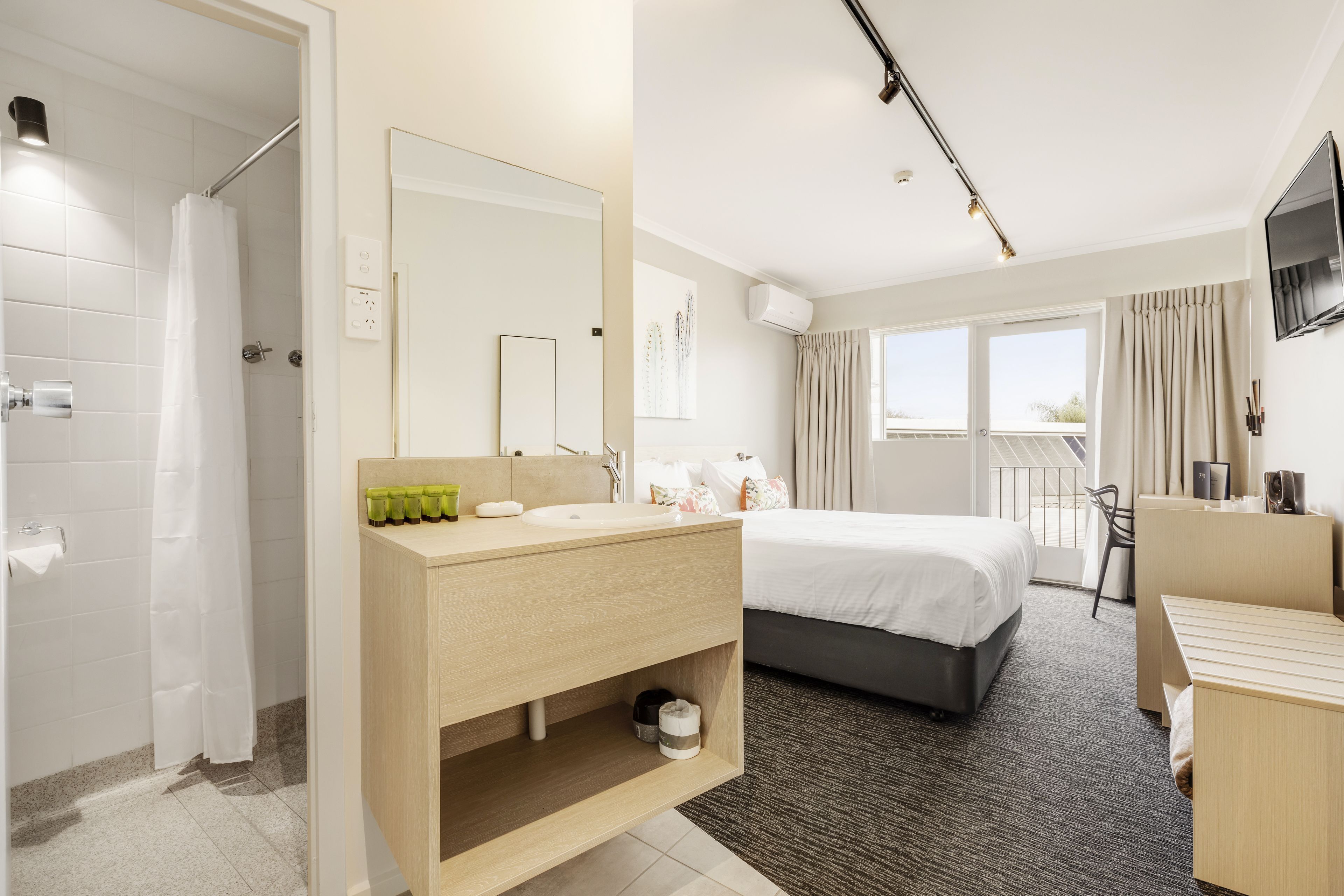 Escritorio, tabla de planchar con plancha, wifi gratis y ropa de cama 