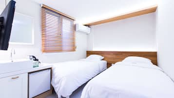 Cubrecamas y caja de seguridad en la habitación