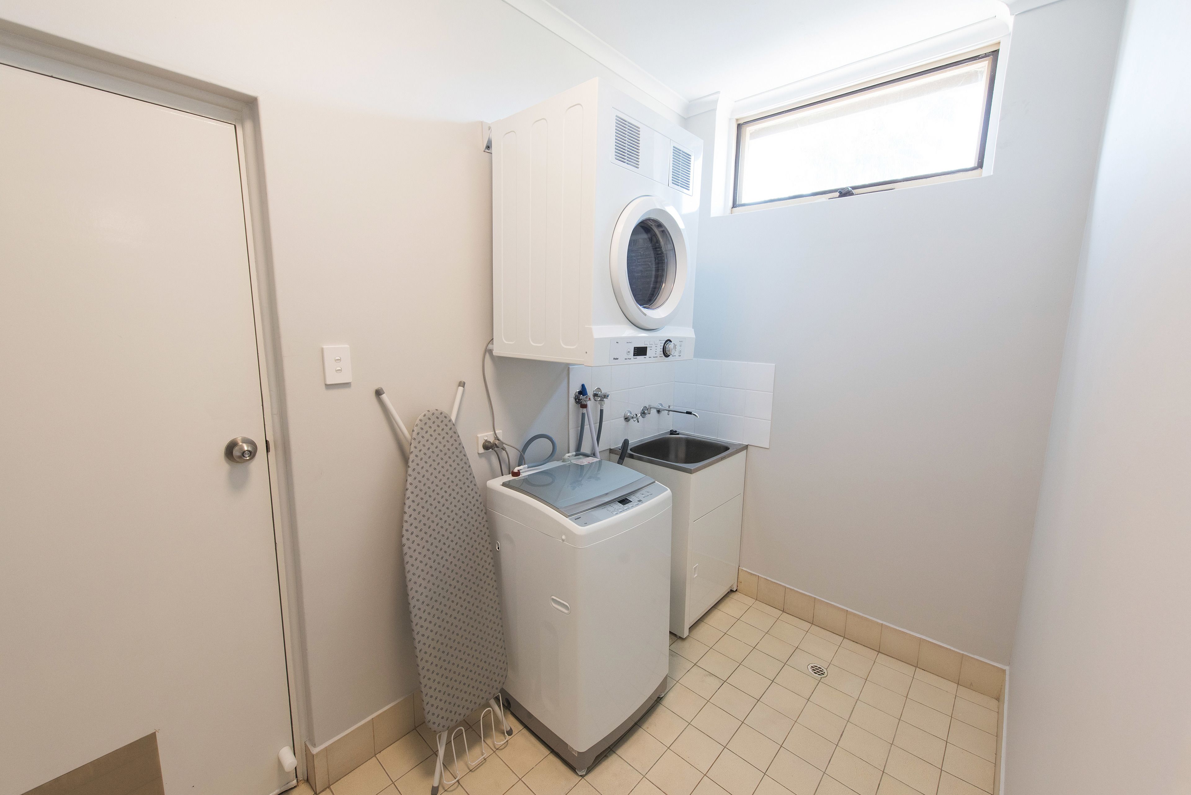 standard apartment, 3 bedrooms | laundry room