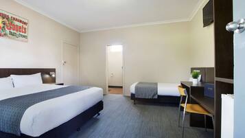 مكتب ومكواة/لوح كي وواي فاي مجانًا وملاءات أسرّة