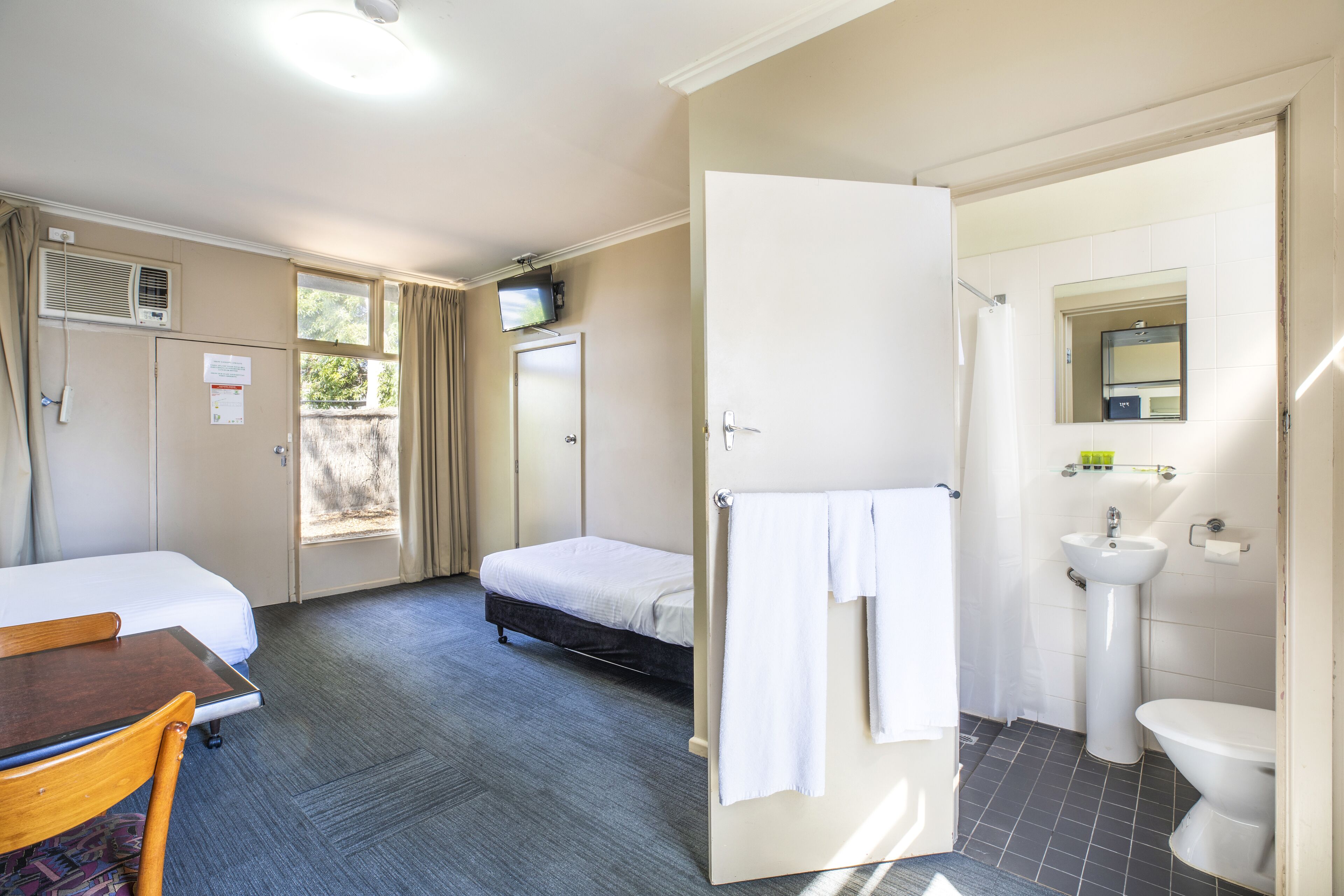 studio queen & single | floor plan