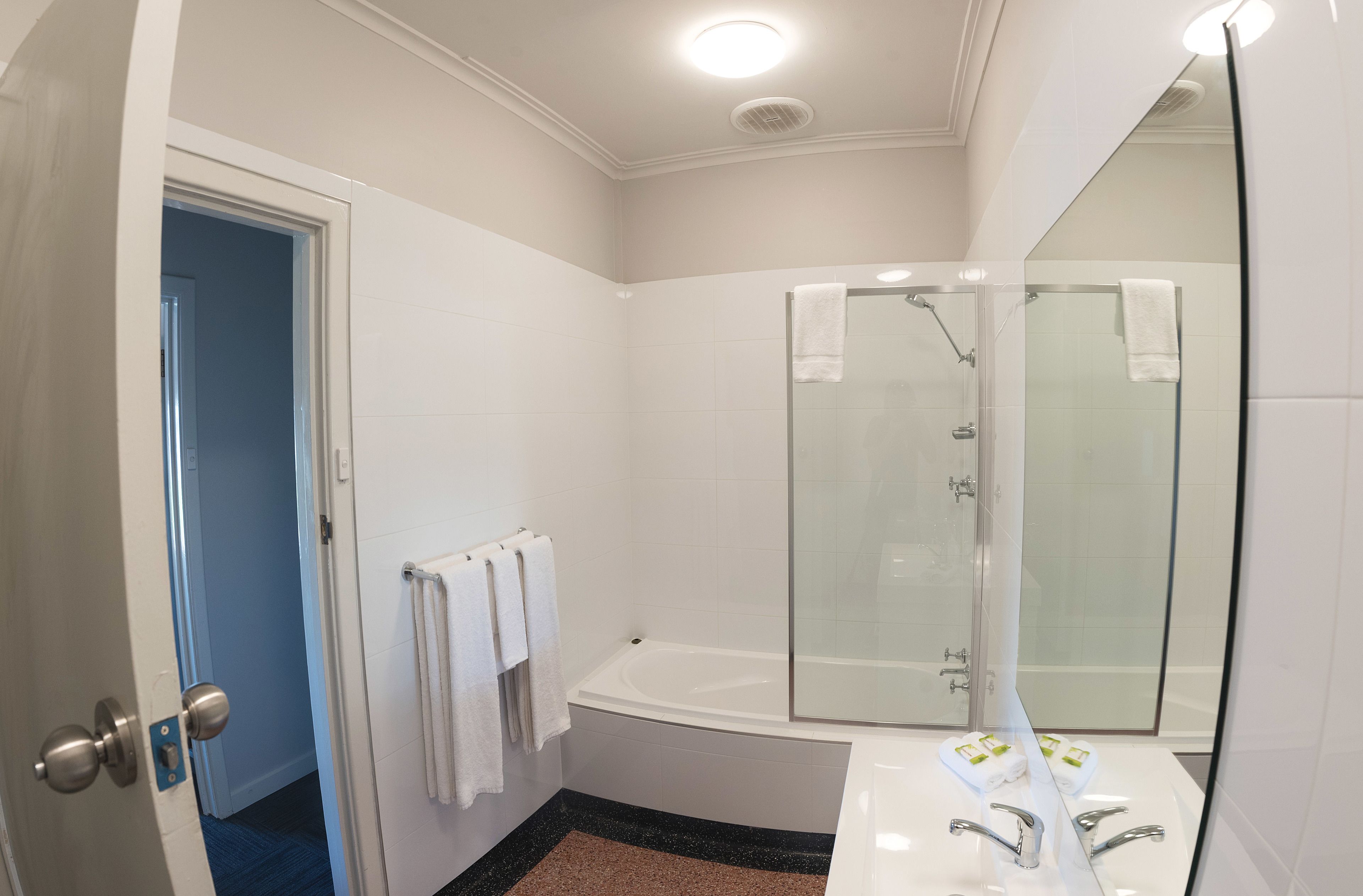 standard apartment, 3 bedrooms | bathroom | shower, free toiletries, towels