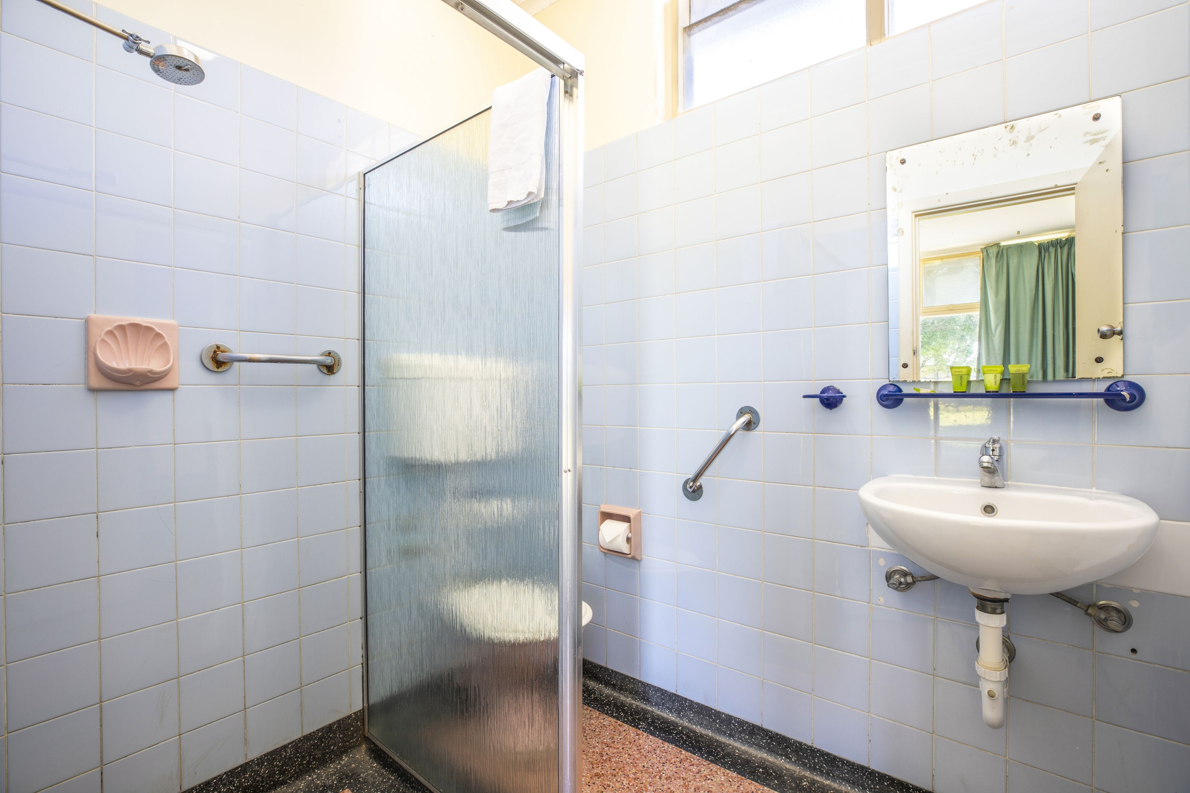 studio queen & single | bathroom | shower, free toiletries, towels