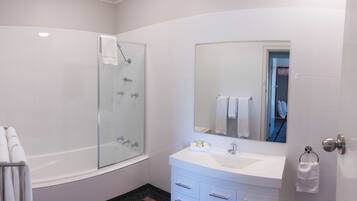 Apartemen Standar, 3 kamar tidur | Kamar mandi | Shower, perlengkapan mandi gratis, dan handuk