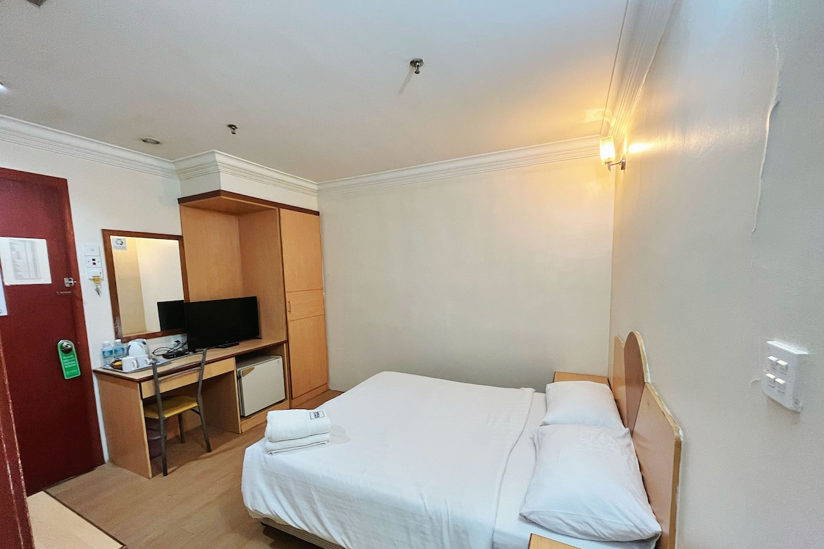 Standard Room, 1 Queen Bed, Non Smoking, No Windows | 1 bedroom, individually decorated, individually furnished, desk