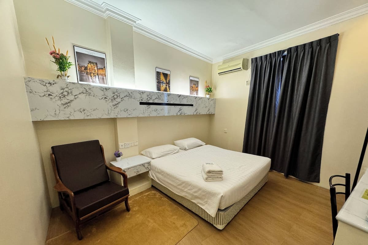 1 bedroom, individually decorated, individually furnished, desk