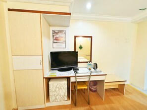 Individually decorated, individually furnished, desk, laptop workspace - Fair Park Hotel (Ipoh)