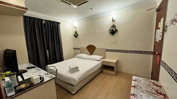 Quarto casal standard, para não fumantes | Individualmente decorados, individualmente mobiliados, escrivaninha