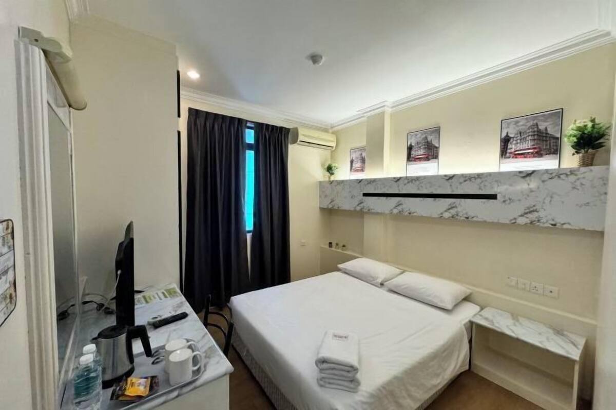 1 bedroom, individually decorated, individually furnished, desk