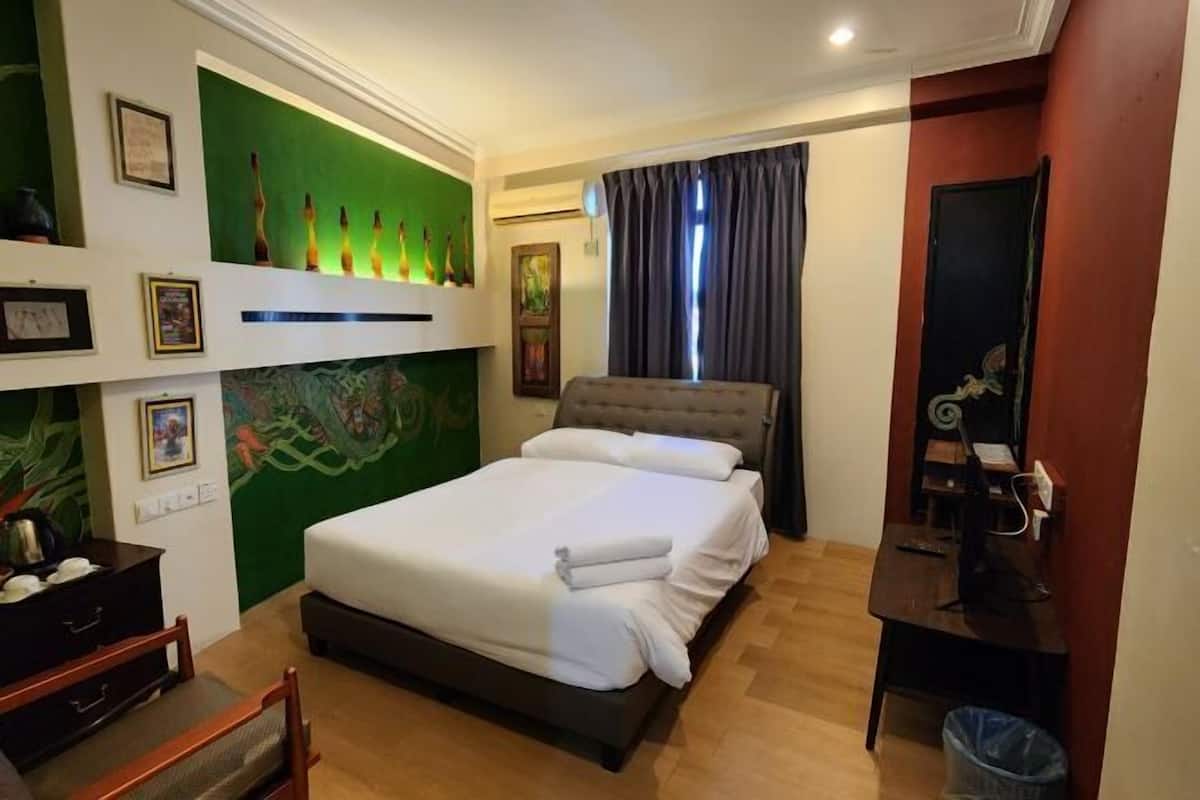 1 bedroom, individually decorated, individually furnished, desk