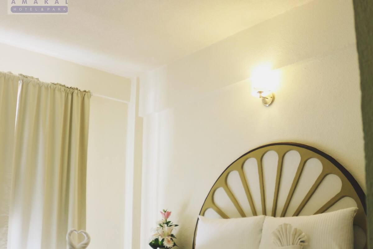 Escritorio, cortinas opacas, tabla de planchar con plancha y wifi gratis