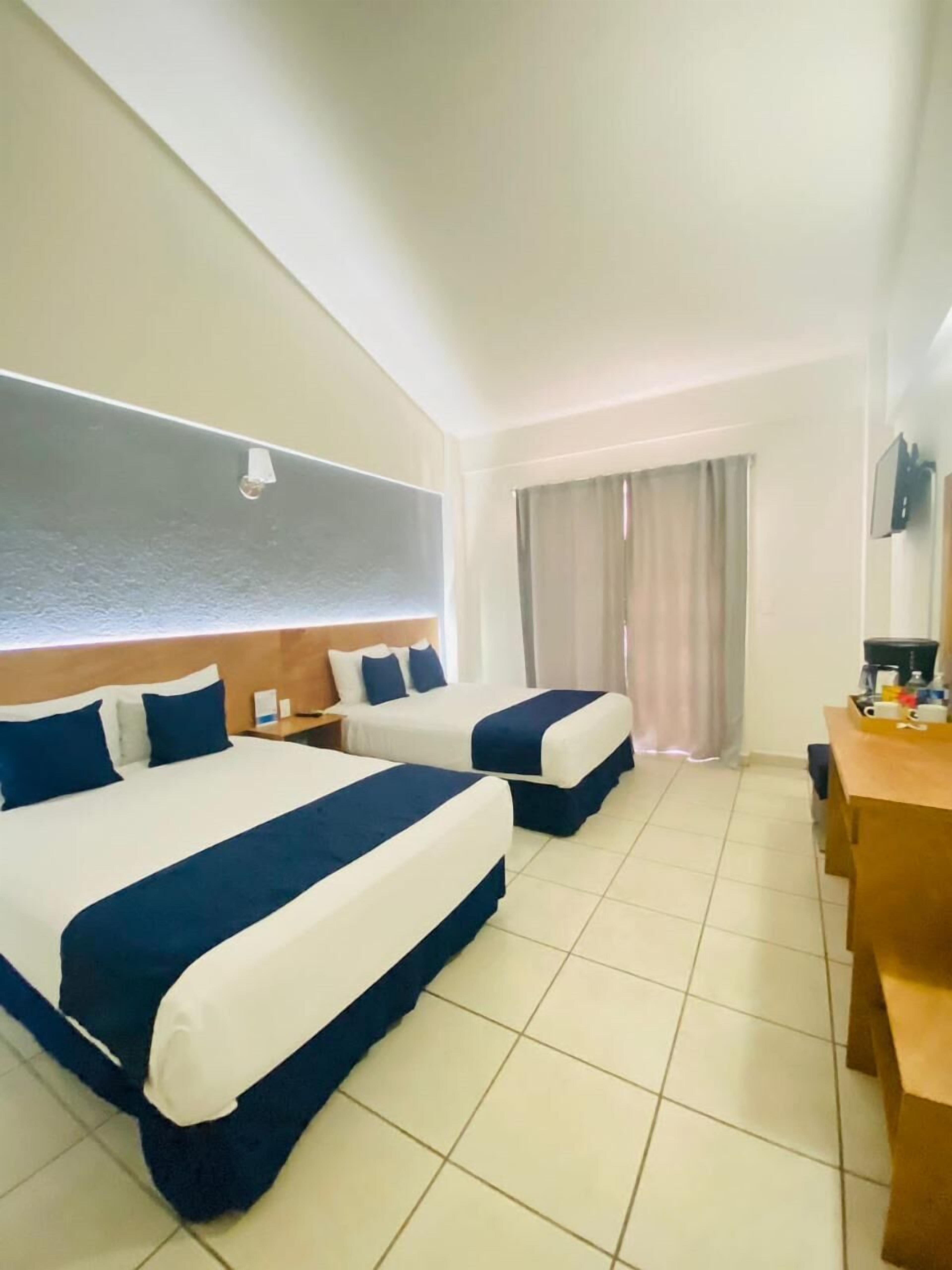 Een bureau, verduisterende gordijnen, een strijkplank/strijkijzer