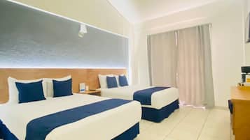 Quarto standard, 2 camas de casal | Escrivaninha, cortinas blackout, ferros/tábuas de passar roupa