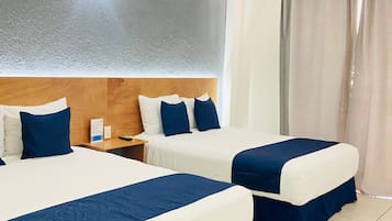 Escritorio, cortinas blackout y tabla de planchar con plancha