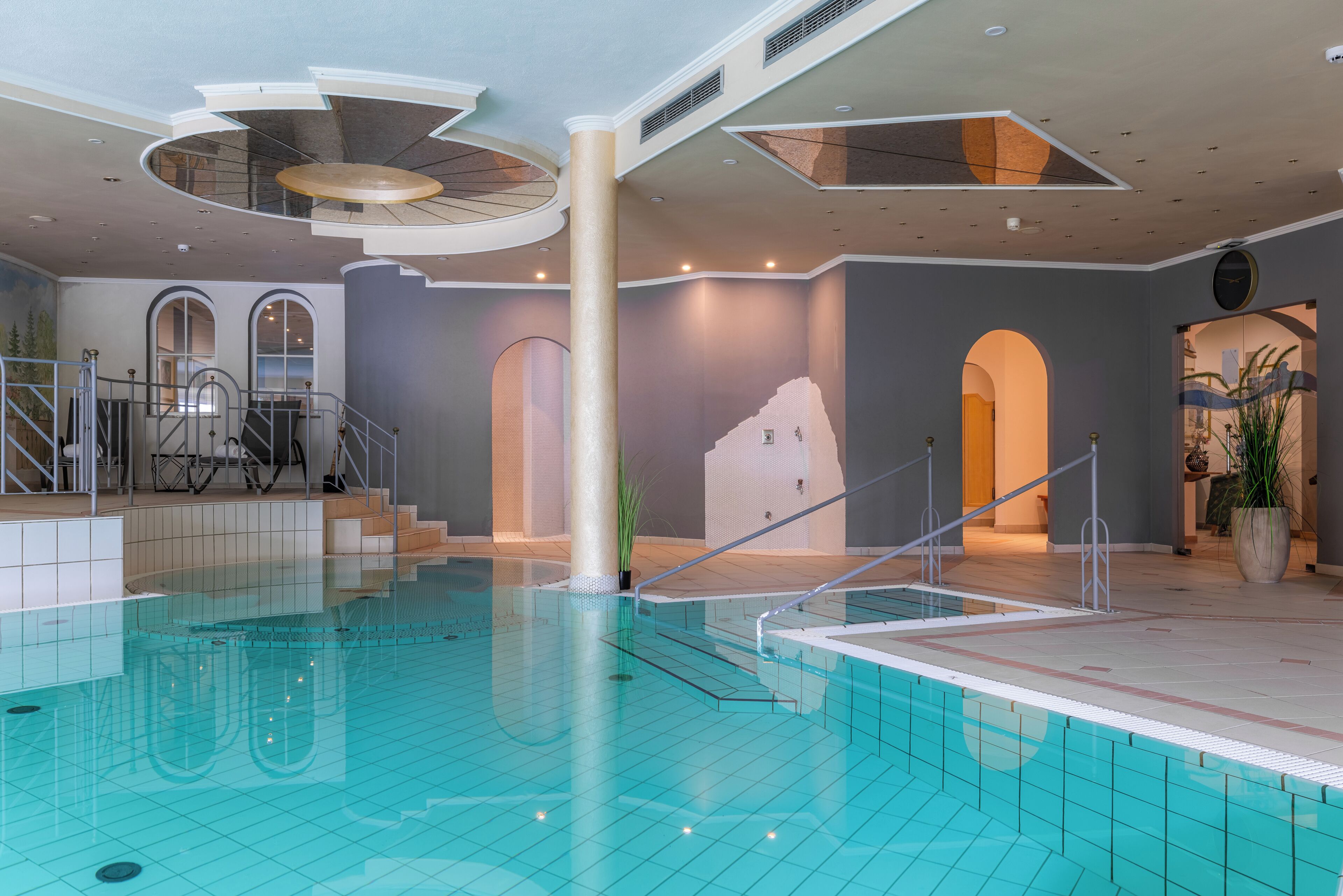 Innenpool, geöffnet von 08:00 Uhr bis 21:30 Uhr, Sonnenschirme