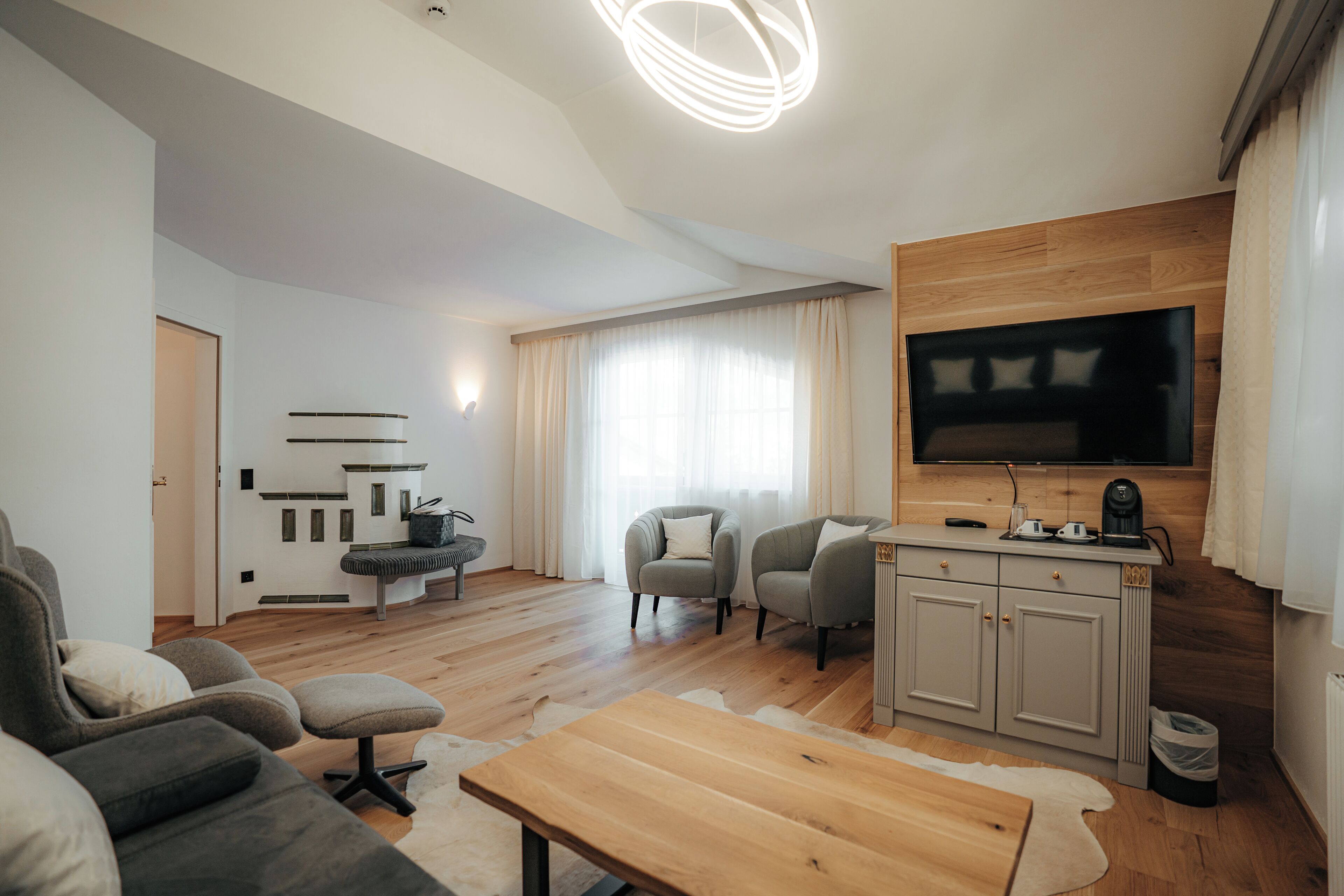 Suite Premium | Área de sala de estar | Televisión de pantalla plana de 43 pulgadas con canales por cable 