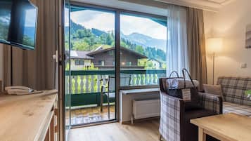 Classic Family Suite | Minibar, in-room safe, laptop workspace, free WiFi