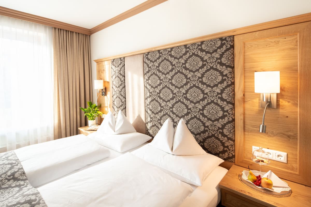 Standaard tweepersoonskamer, balkon, uitzicht op bergen (Alpinzimmer Deluxe) | Een gratis minibar, een kluis op de kamer, een bureau