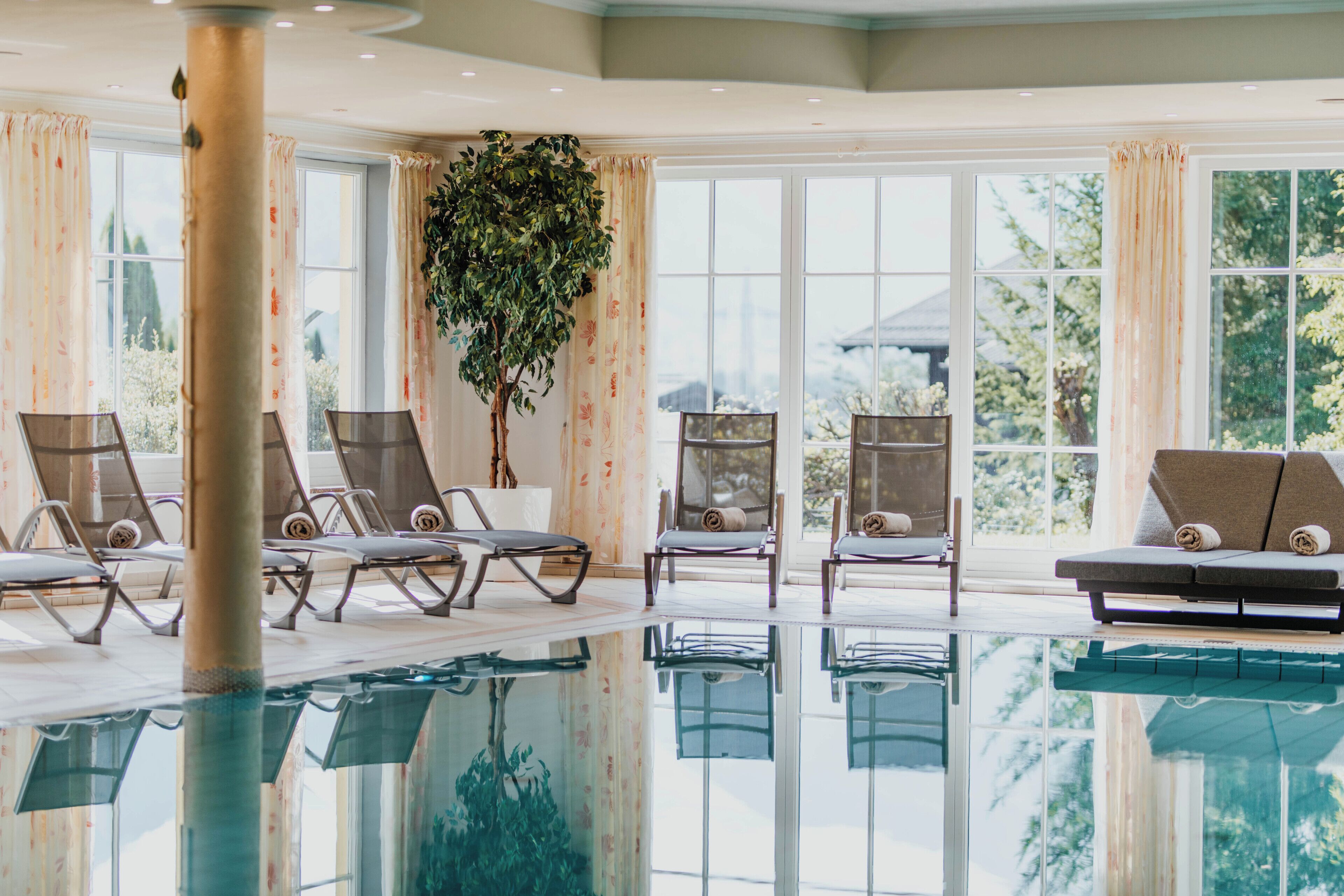 Una piscina techada, abierta desde las 08:00 hasta las 20:00, sombrillas