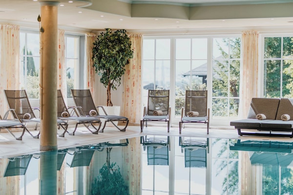 Kolam renang tertutup, payung kolam, kerusi lepak pantai