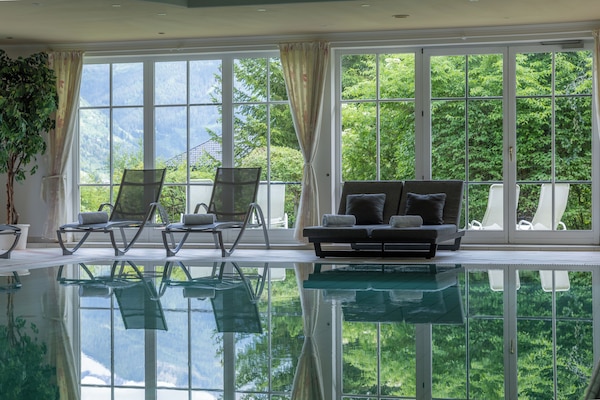 Piscine couverte, parasols de plage, chaises longues