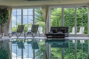 Una piscina techada, abierta desde las 08:00 hasta las 21:30, sombrillas
