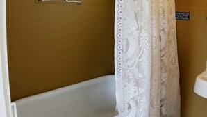 Classic Room, 1 Double Bed, Private Bathroom | Bathroom