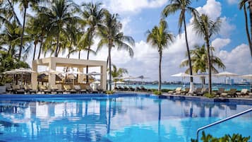 4 piscines extérieures, parasols de plage, chaises longues