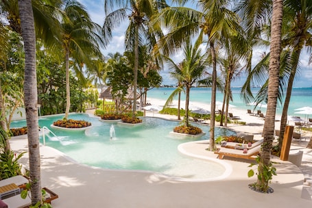 4 outdoor pools, pool umbrellas, sun loungers