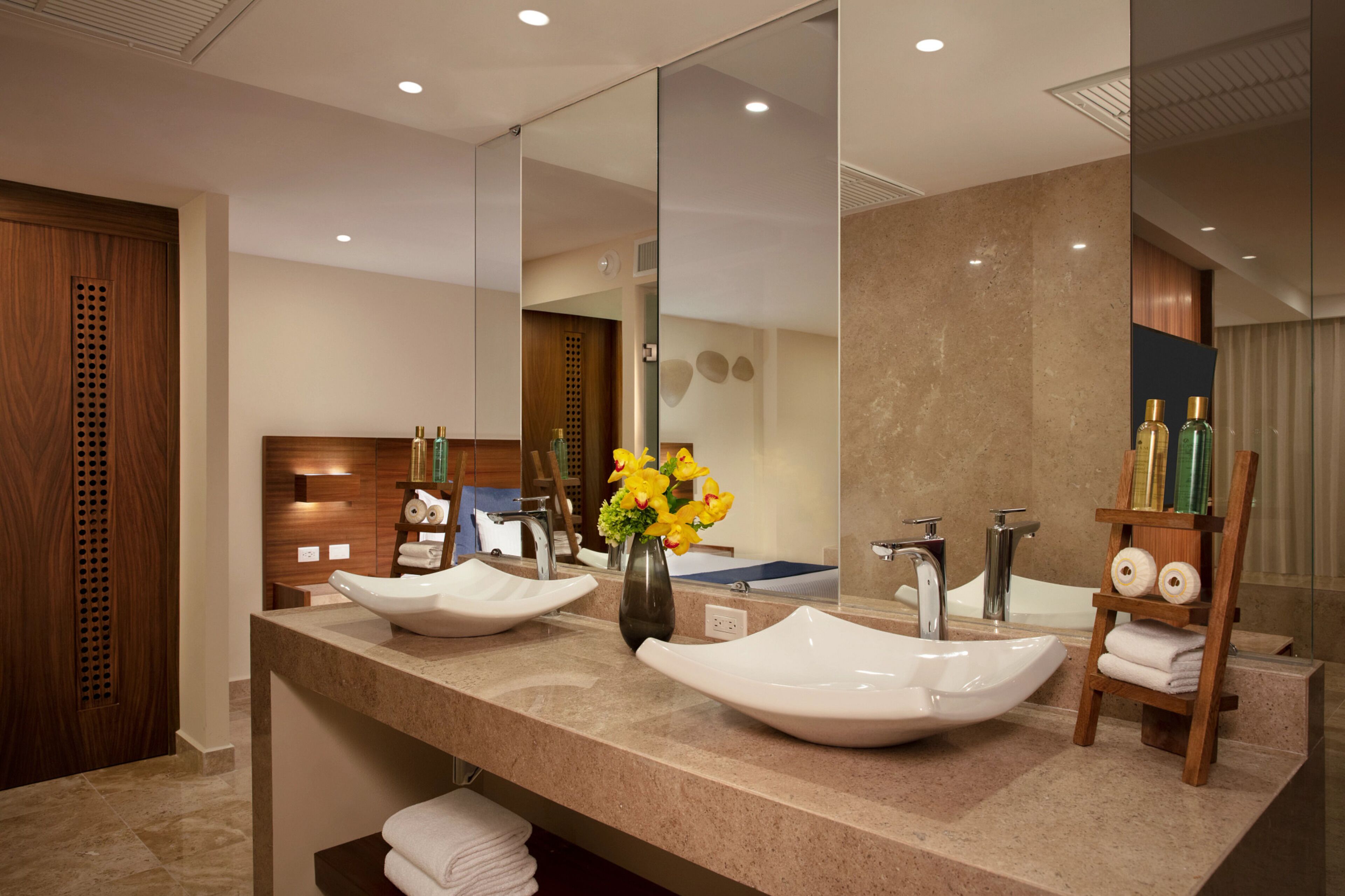 Un bagno moderno con due lavabi, uno specchio grande e un mobile bagno in legno.