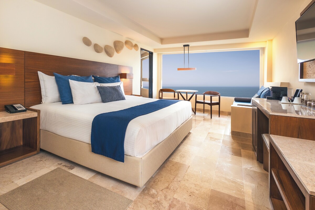 Deluxe Family Connecting Room | Minibar (free items), in-room safe, desk, laptop workspace