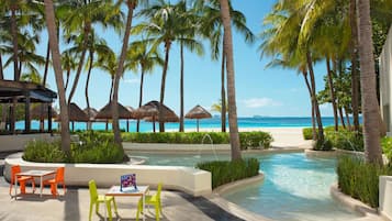 4 buitenzwembaden, parasols voor strand/zwembad